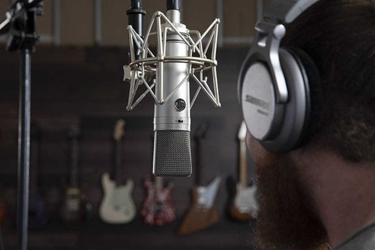 How to choose the perfect narrator for your video?